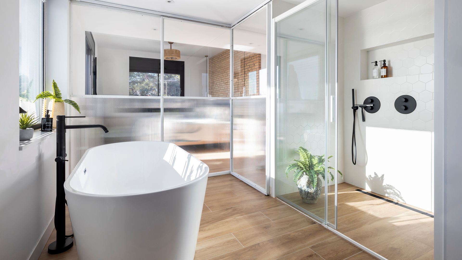 Baño con bañera exenta, diseño de Montse Morales