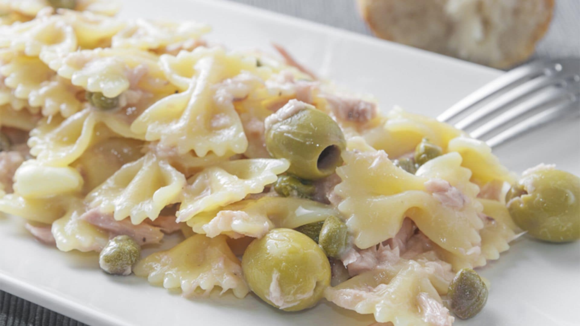 Ensalada de lacitos de pasta con atún, alcaparras y aceitunas