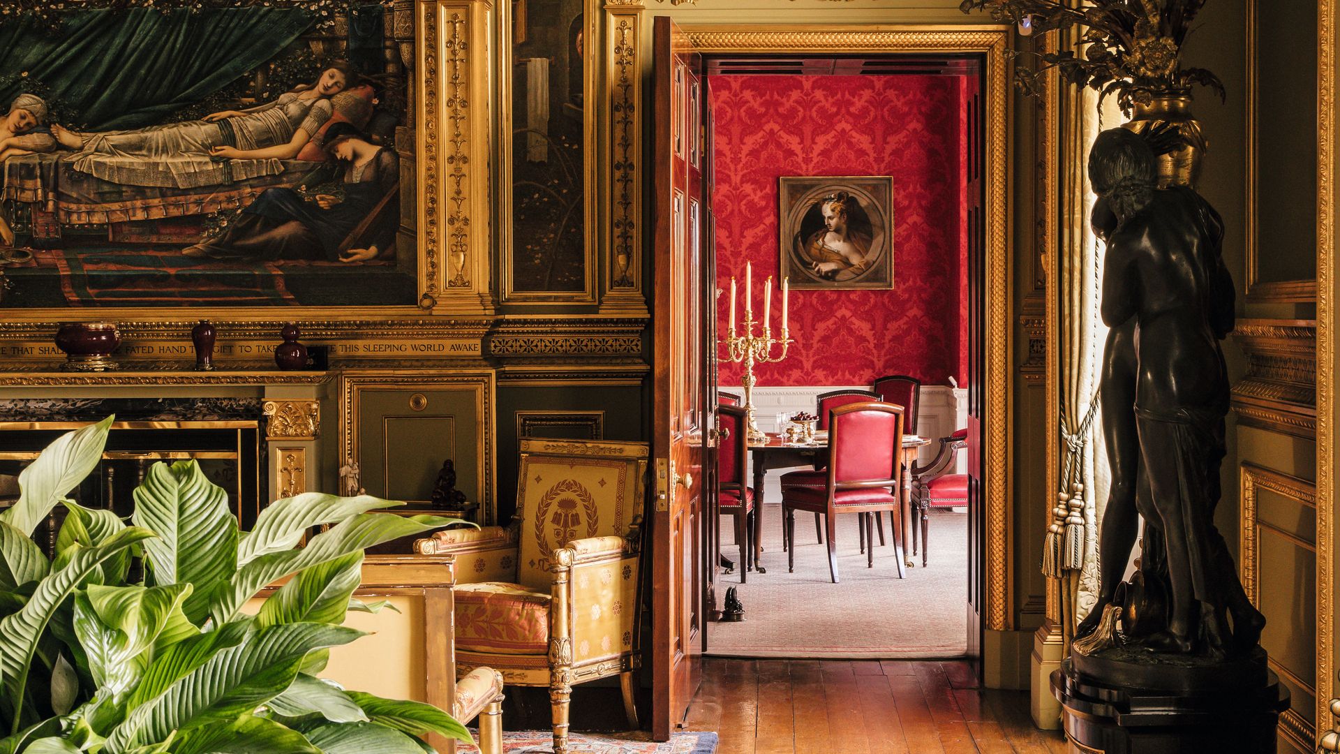 Una de las dos perspectivas de "The Saloon", que alberga una de las pinturas más destacadas de la casa: "La leyenda de la rosa de espino", de Burne-Jones