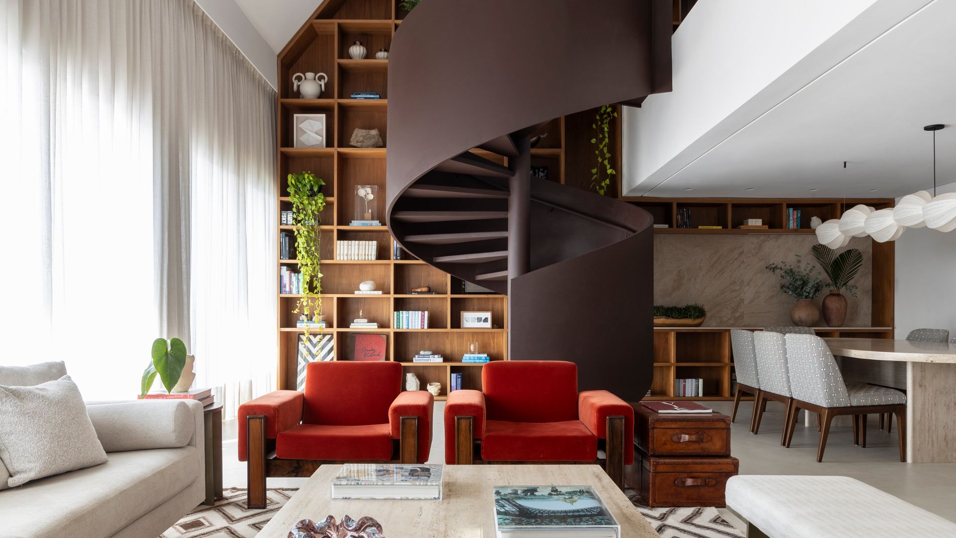 Salón comedor con escalera helicoidal