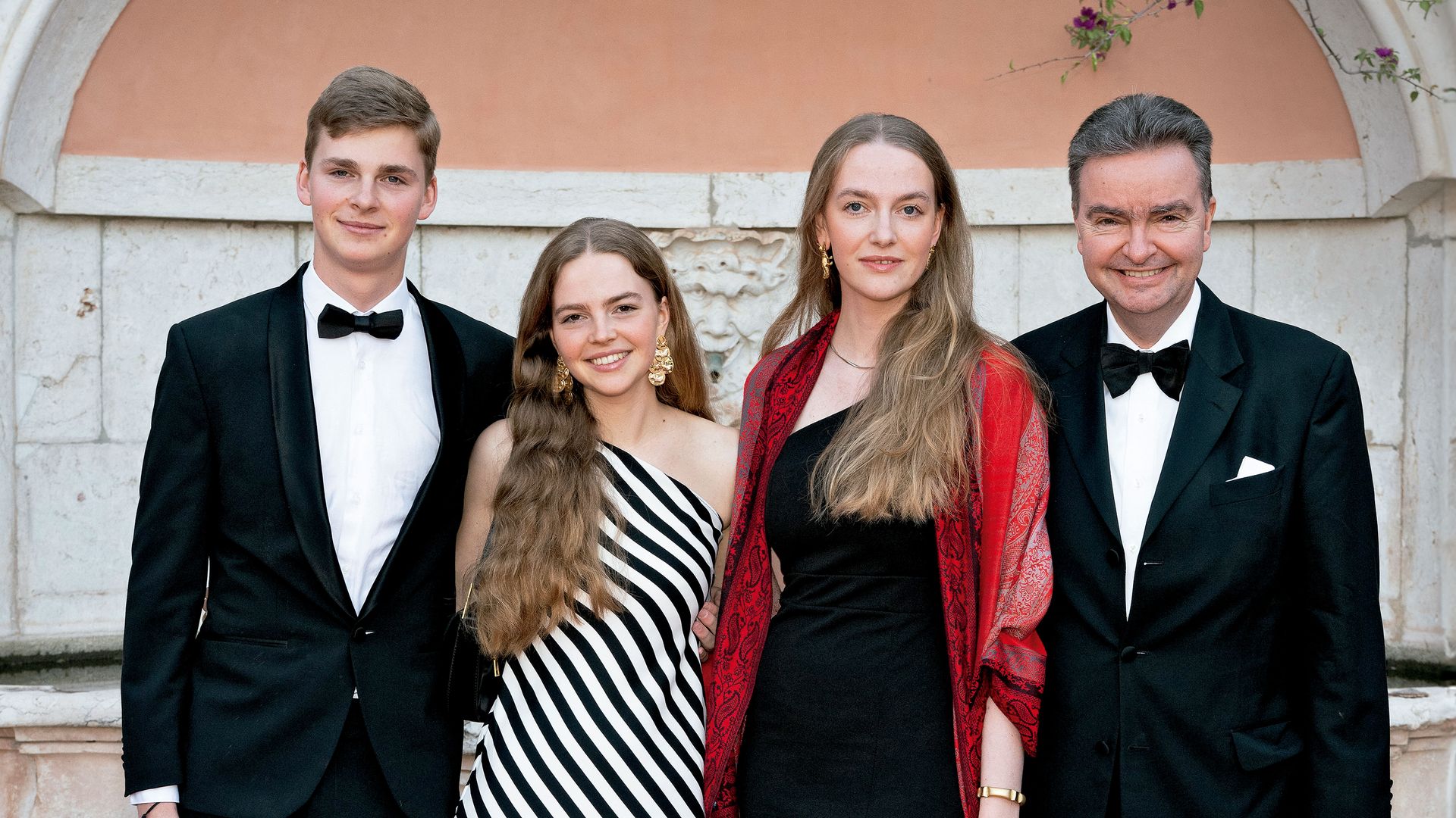 IMÁGENES EXCLUSIVAS: Sofía e Ildiko de Habsburgo, las princesas astro-húngaras que arrasan en los palacios de Europa
