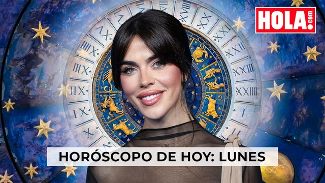 Violeta Magriñán en primer plano, al fondo la rueda del zodiaco