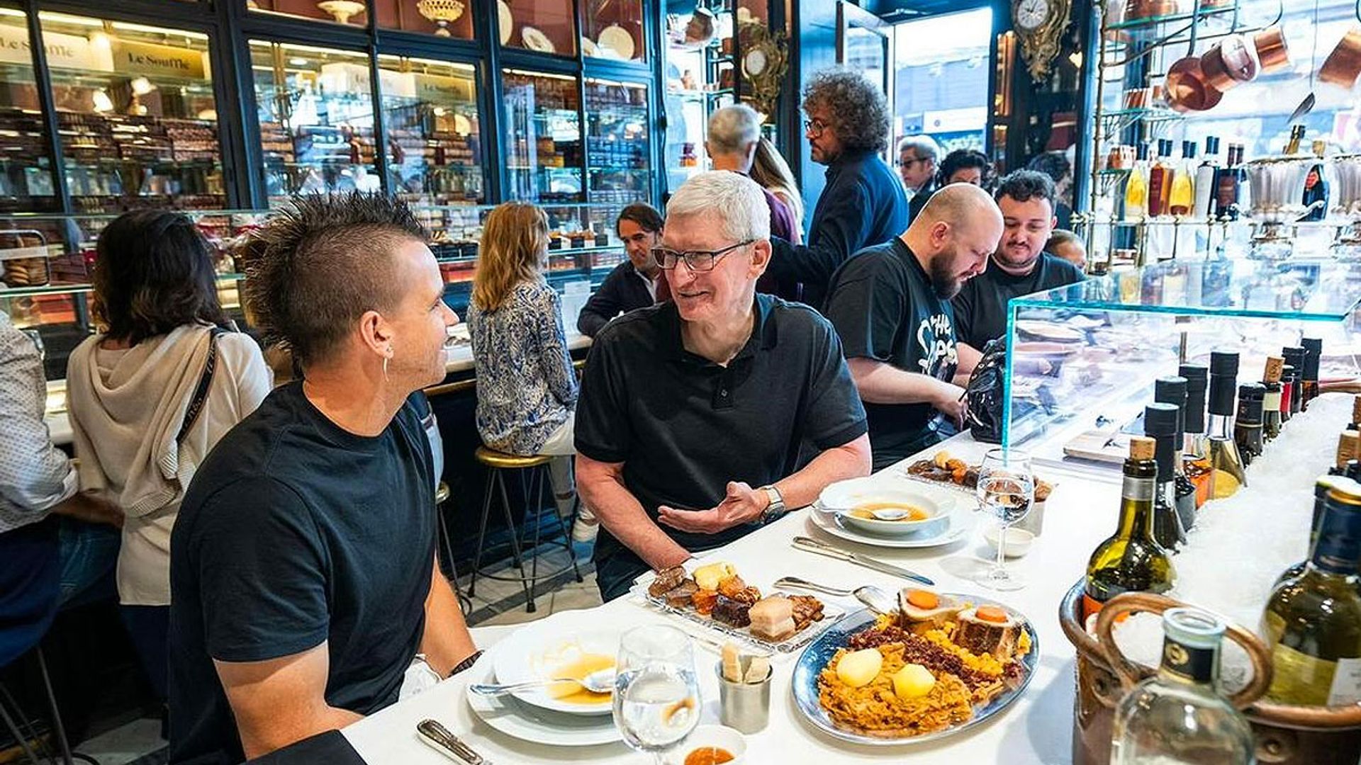La imagen de David Muñoz comiendo un cocido madrileño con Tim Cook da la vuelta al mundo