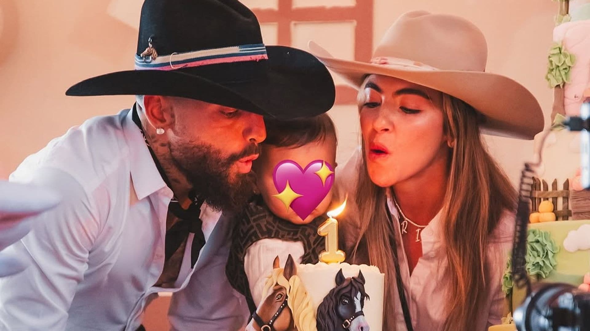 Maluma celebra el primer cumpleaños de su pequeña Paris con una fiesta 'cowboy' rosa