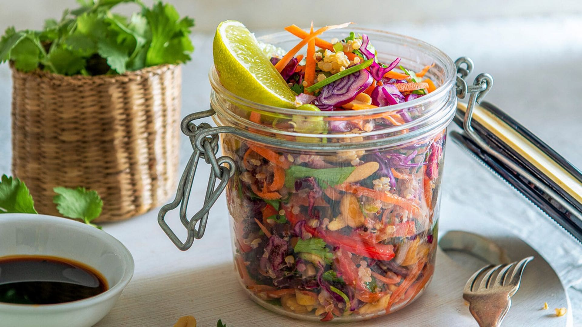 Ensalada de quinoa con col, cebolleta, zanahoria y aliño de soja, limón y frutos secos