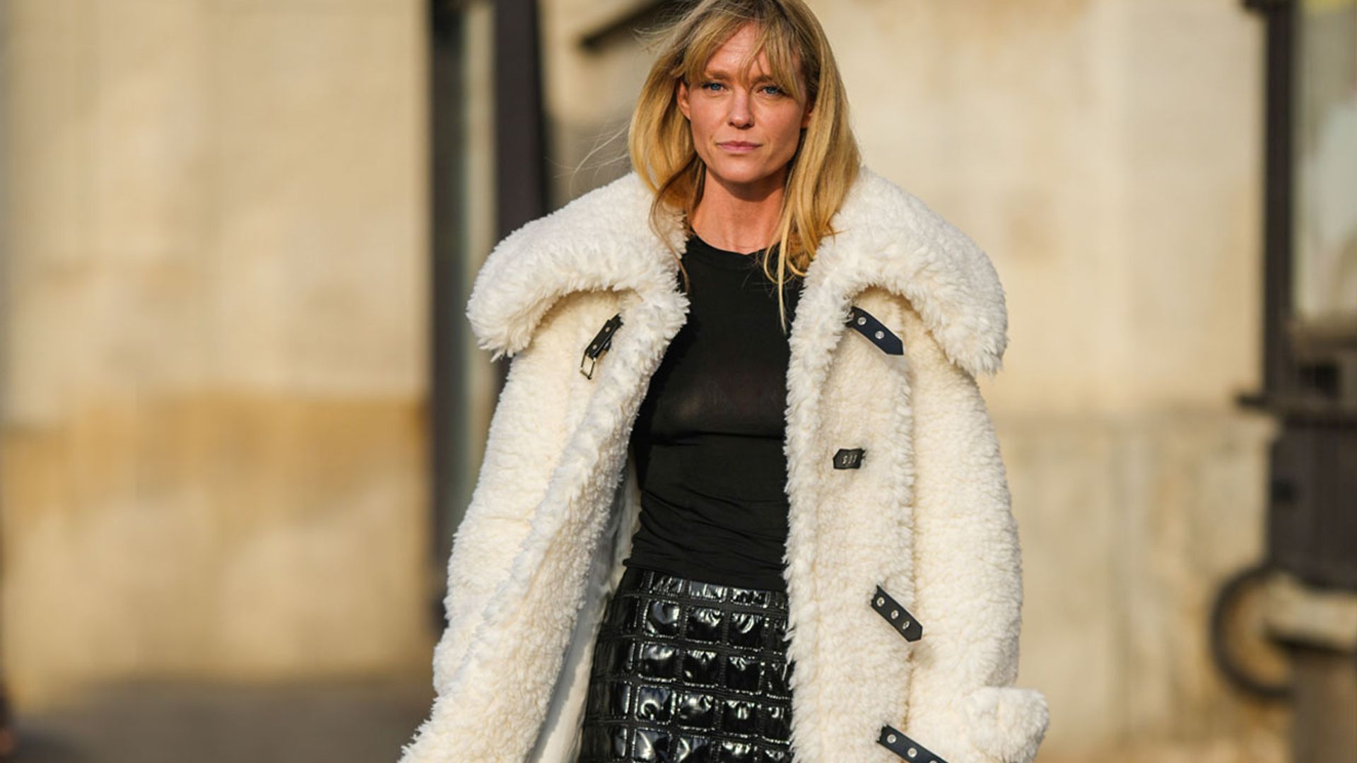 ¿Tienes frío? Llena tus looks de prendas de borreguito e irás cómoda y a la última