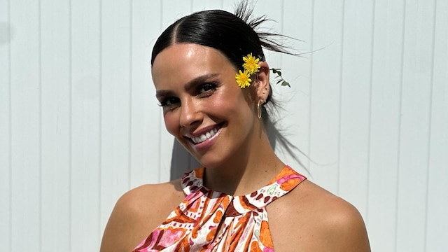 Cristina Pedroche con vestido estampado de cuello halter y pelo recogido en un moño