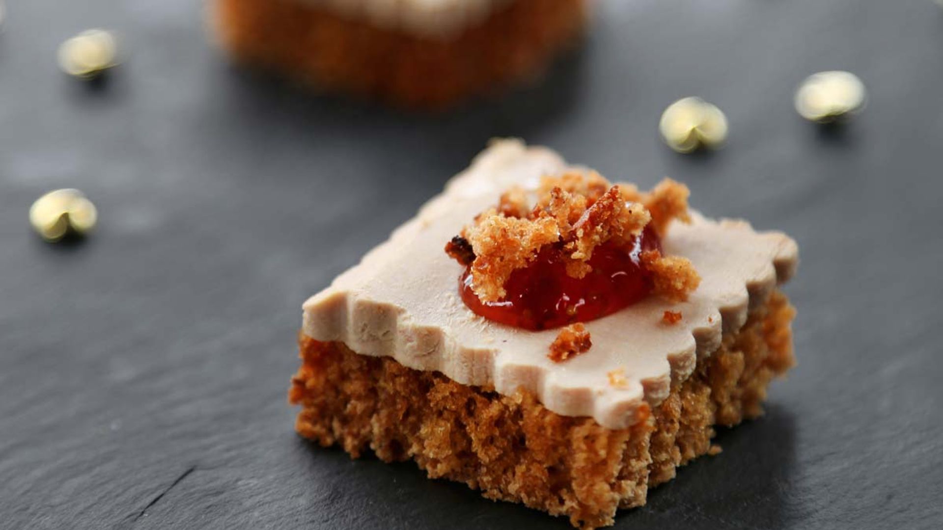 Bocadito de foie con pan de especias y mermelada de fresas