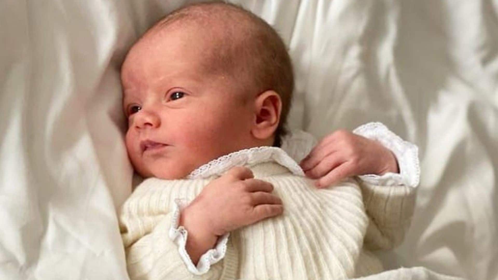 Los príncipes Carlos Felipe y Sofía presentan a Julian, su tercer hijo