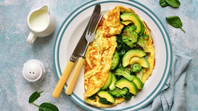 Tortilla con brócoli, aguacate y hojas de espinacas