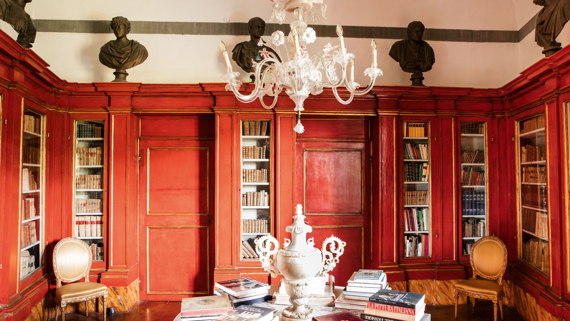 La biblioteca, que conserva libros incunables y parte del archivo histórico de la familia