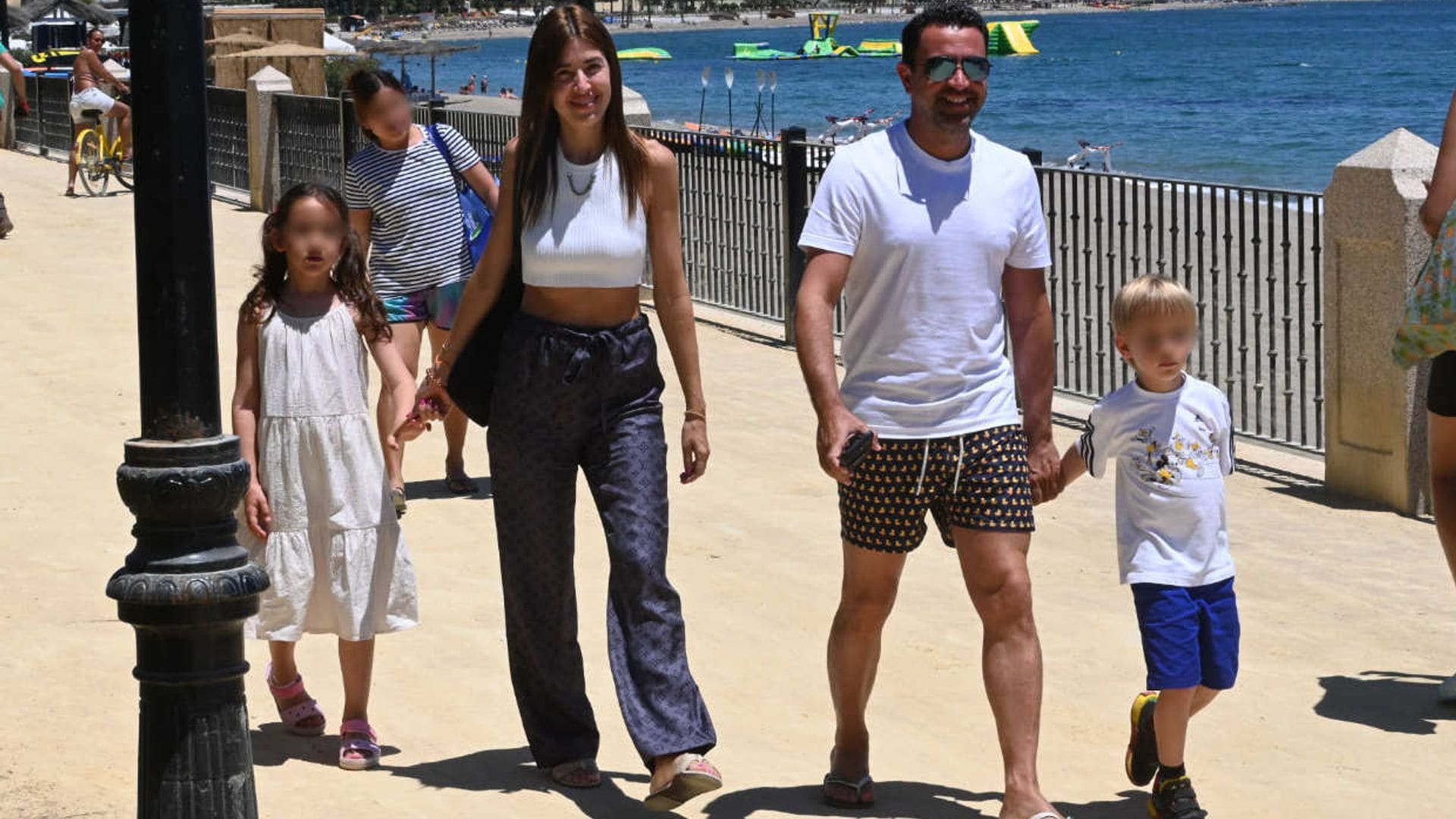 Xavi Hernández y su familia disfrutan de sus vacaciones en Marbella