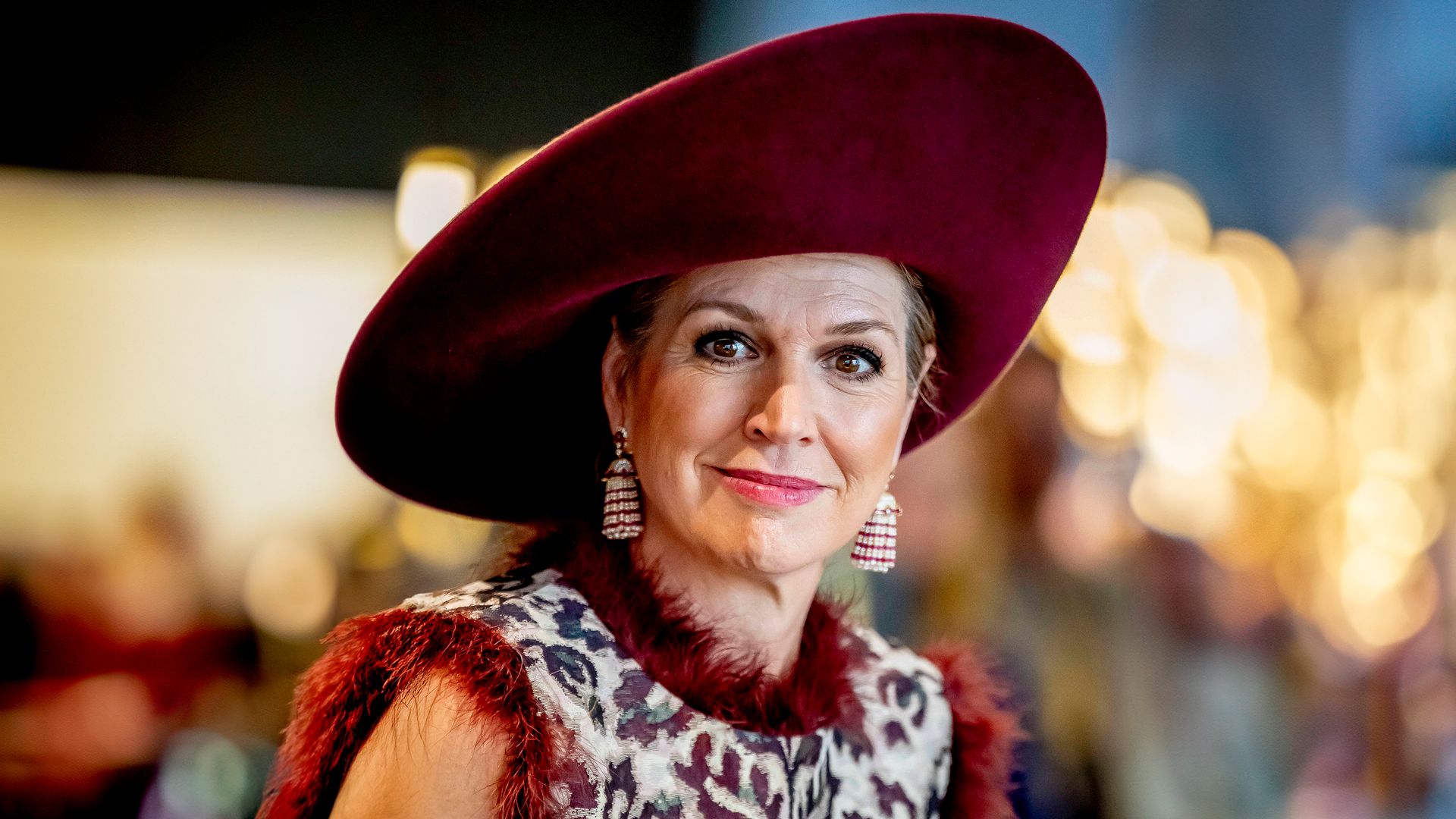 Máxima de Holanda apuesta todo al burdeos con su look de pamela y pendientes misteriosos