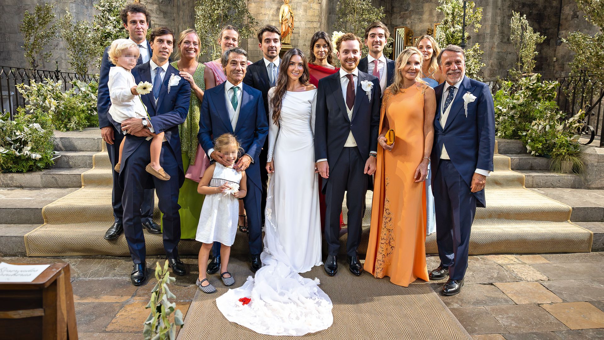 Guillermo Creuheras, hijo del presidente del Grupo Planeta y Atresmedia, José Creuheras, y Natalia Pujol, junto a sus familiares