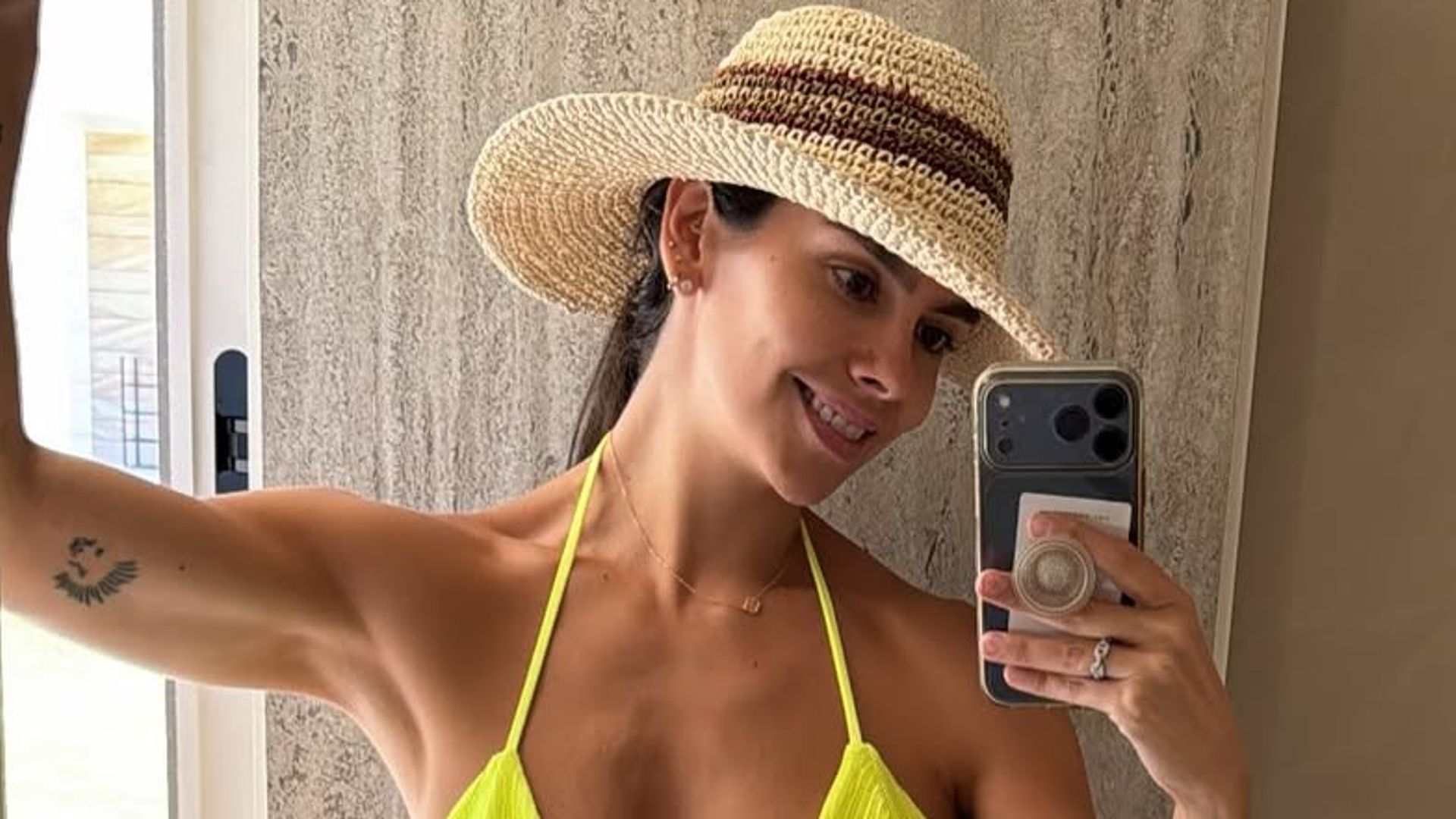 Cristina Pedroche comparte su primera imagen con su hija Laia, de 3 años, y presume de tipazo en bikini