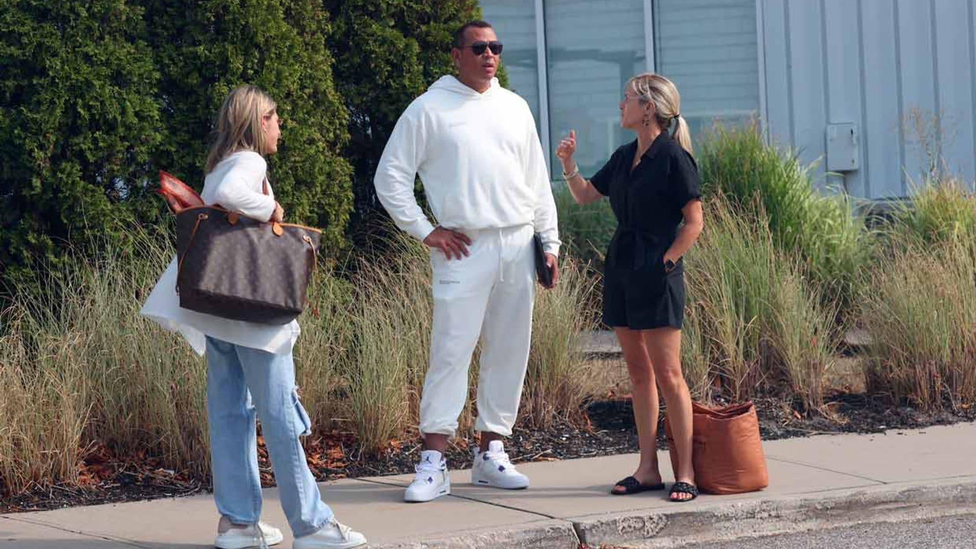 Álex Rodriguez, muy bien acompañado en los Hamptons mientras JLo disfruta de su luna de miel