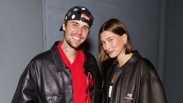 Plano medio de Hailey y Justin Bieber con chaquetas de cuero