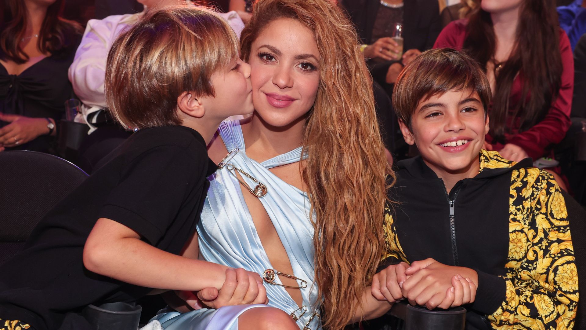 El emotivo regreso de Shakira, junto a sus hijos Milan y Sasha, a su  Colombia natal