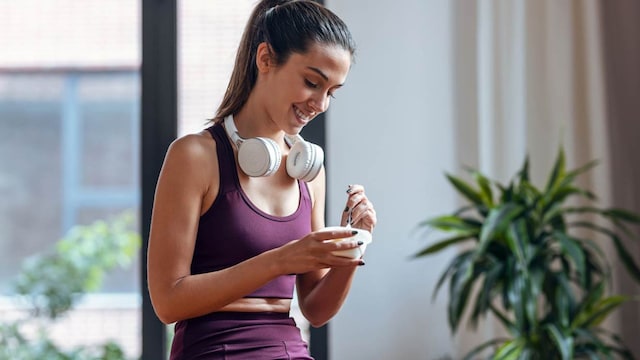 mujer deportista comiendo