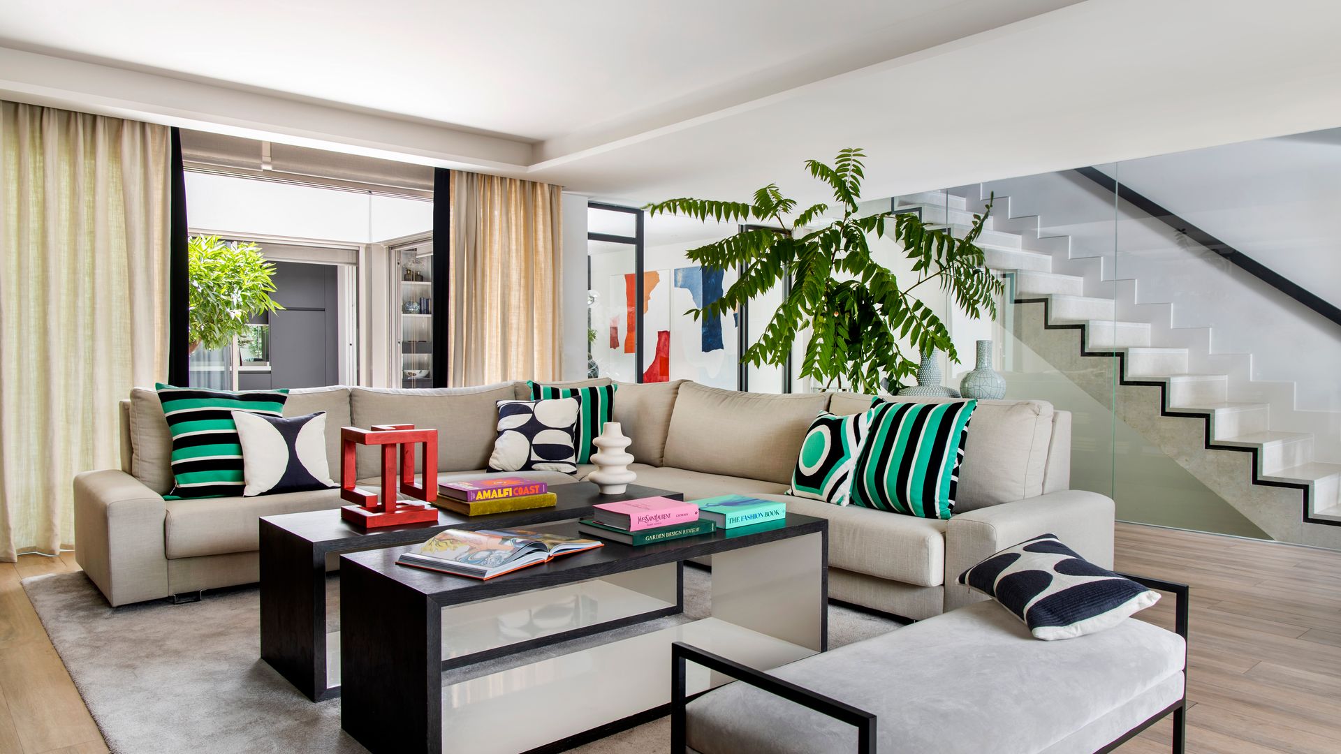 Así es la casa familiar diseñada por Rebuelta & Domecq: tres plantas, jardín, piscina y una decoración elegante y funcional