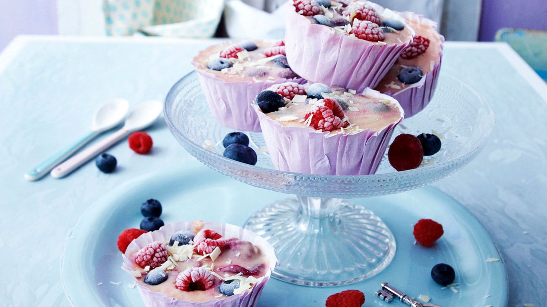 'Cupcakes' helados de chocolate blanco y frutos rojos