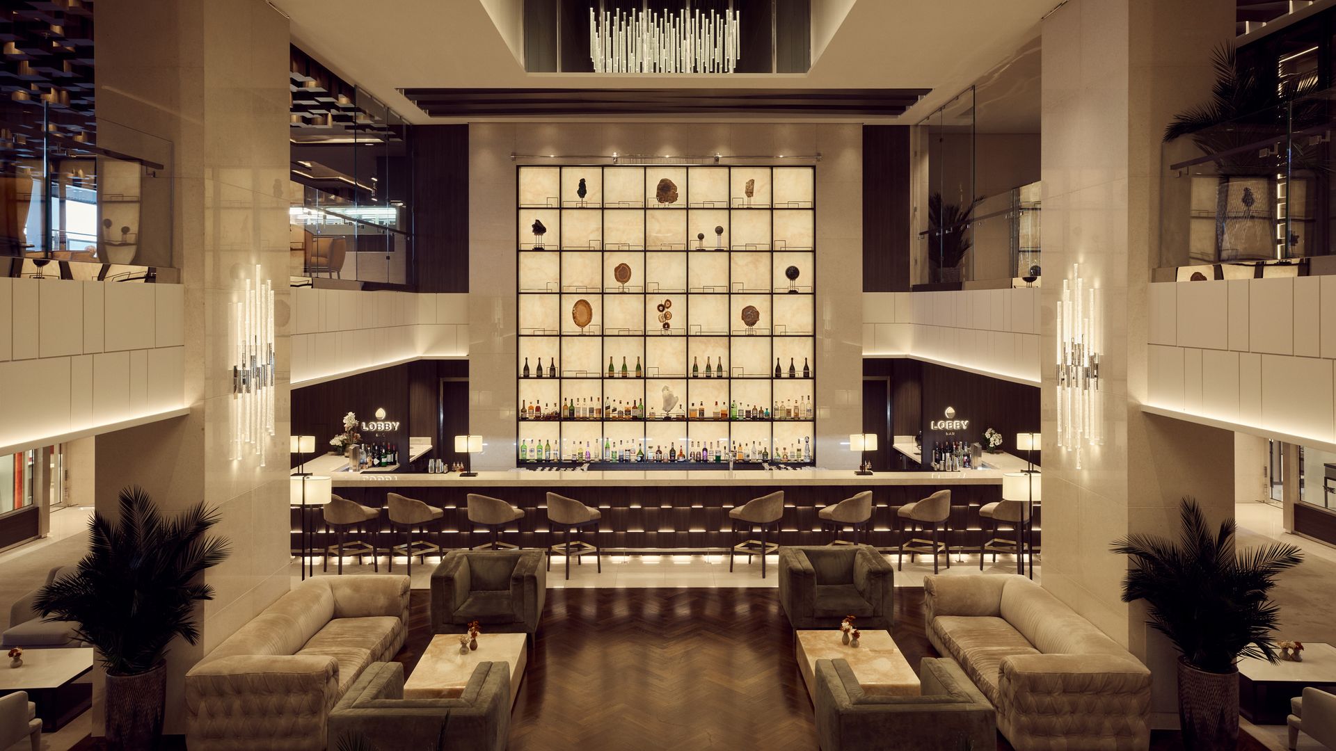 Explora Journeys ¡H! Travel Tips. Crucero Lobby.