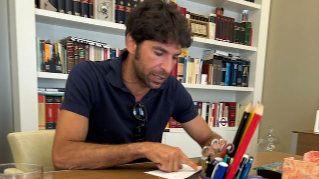 Cayetano repasa en el despacho de su letrado el texto de la denuncia antes de su presentación