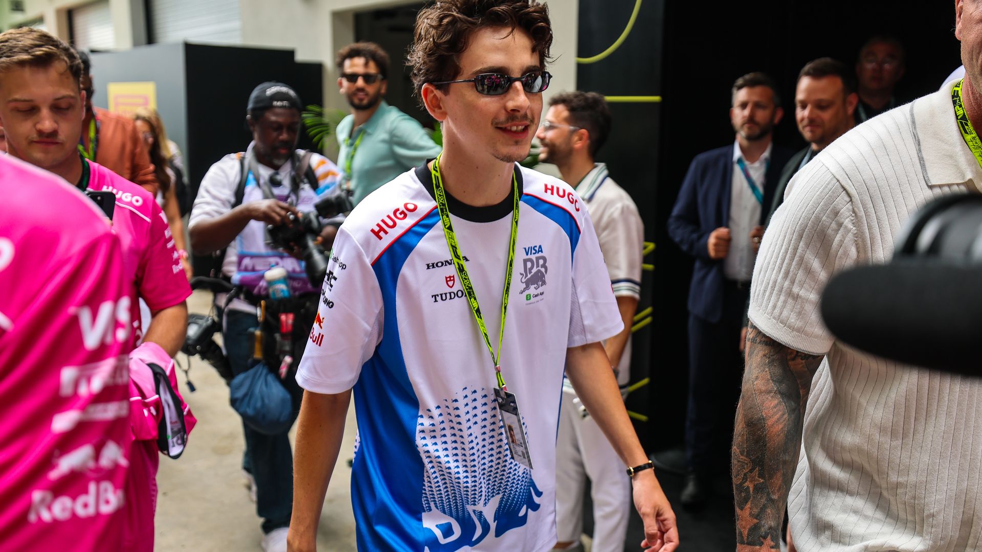 Timothée Chalamet apuesta por el regreso de las mini gafas con aires futuristas