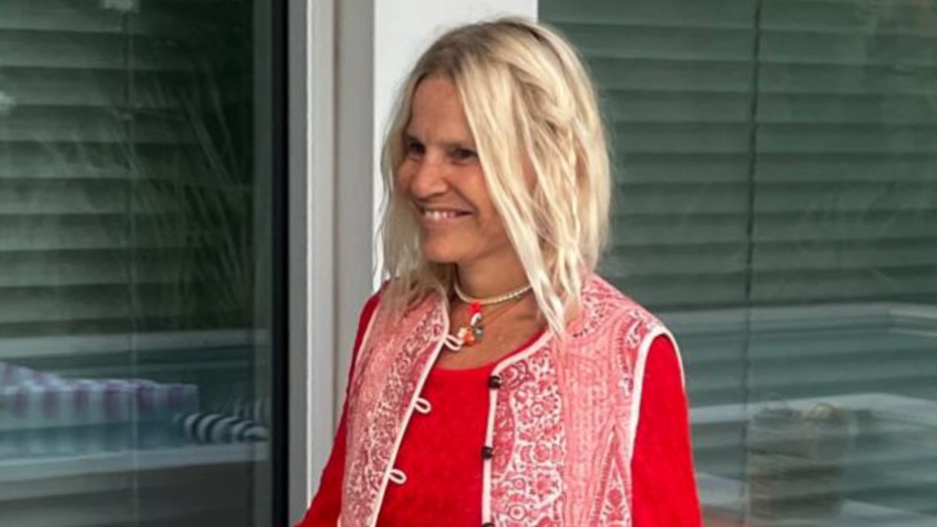 Eugenia Martínez de Irujo con vestido rojo de punto y chaleco bohemio