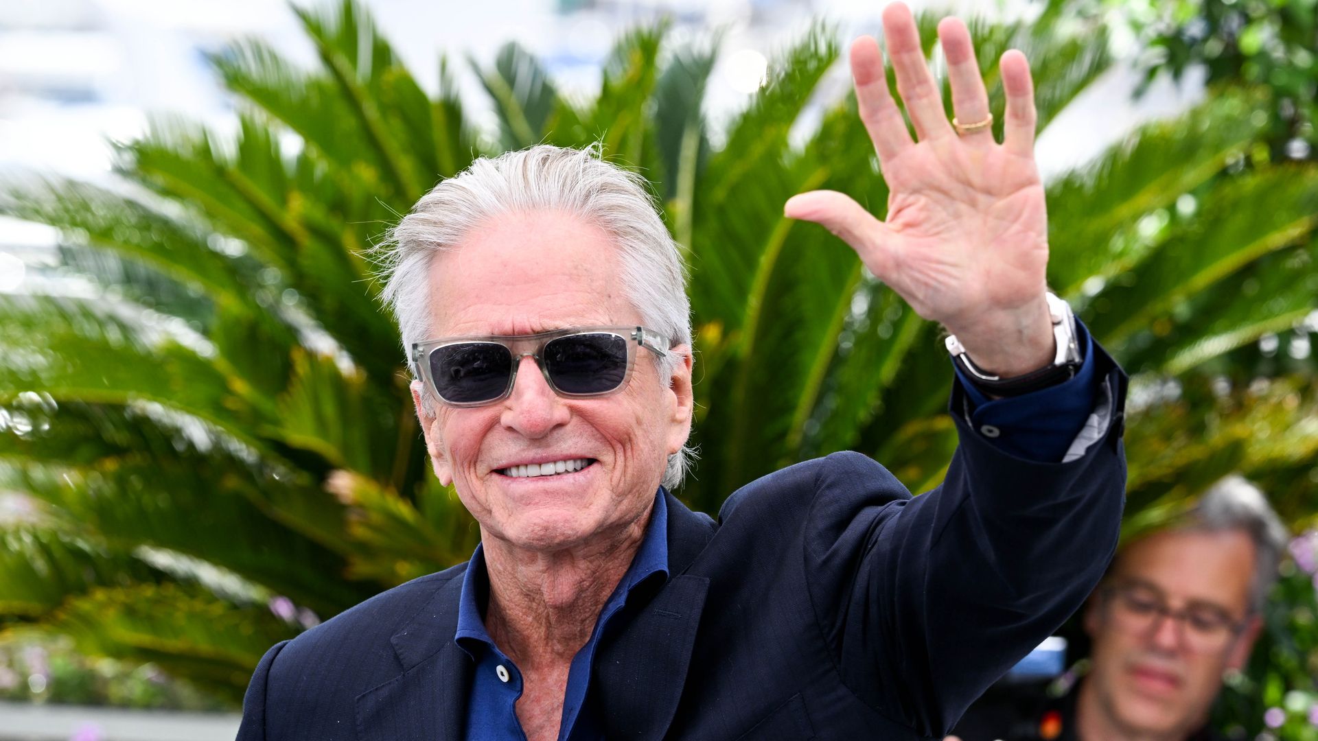 Michael Douglas celebra por adelantado su 80 cumpleaños con sus vecinos de Valldemossa entre horchata y bailes regionales