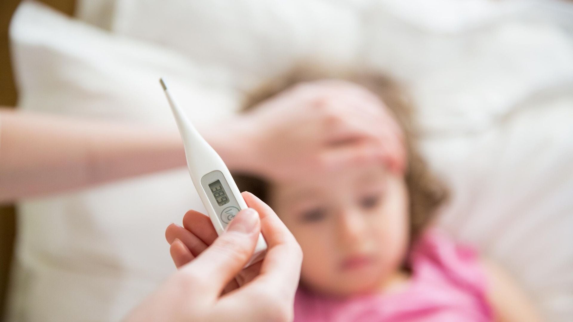 ‘¿Debo llevar a mi hijo al cole si tiene fiebre?’