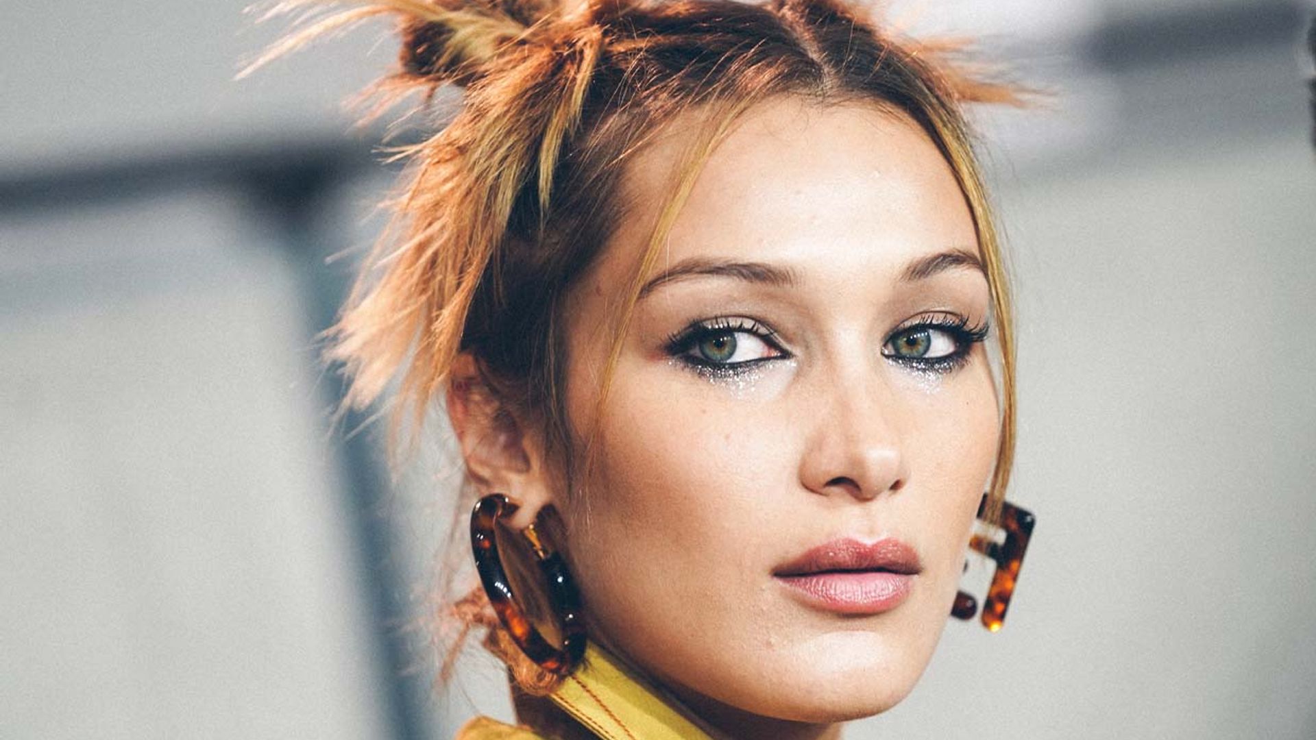 Bella Hadid tampoco se resiste a las mechas rubias que fueron tendencia en los 90