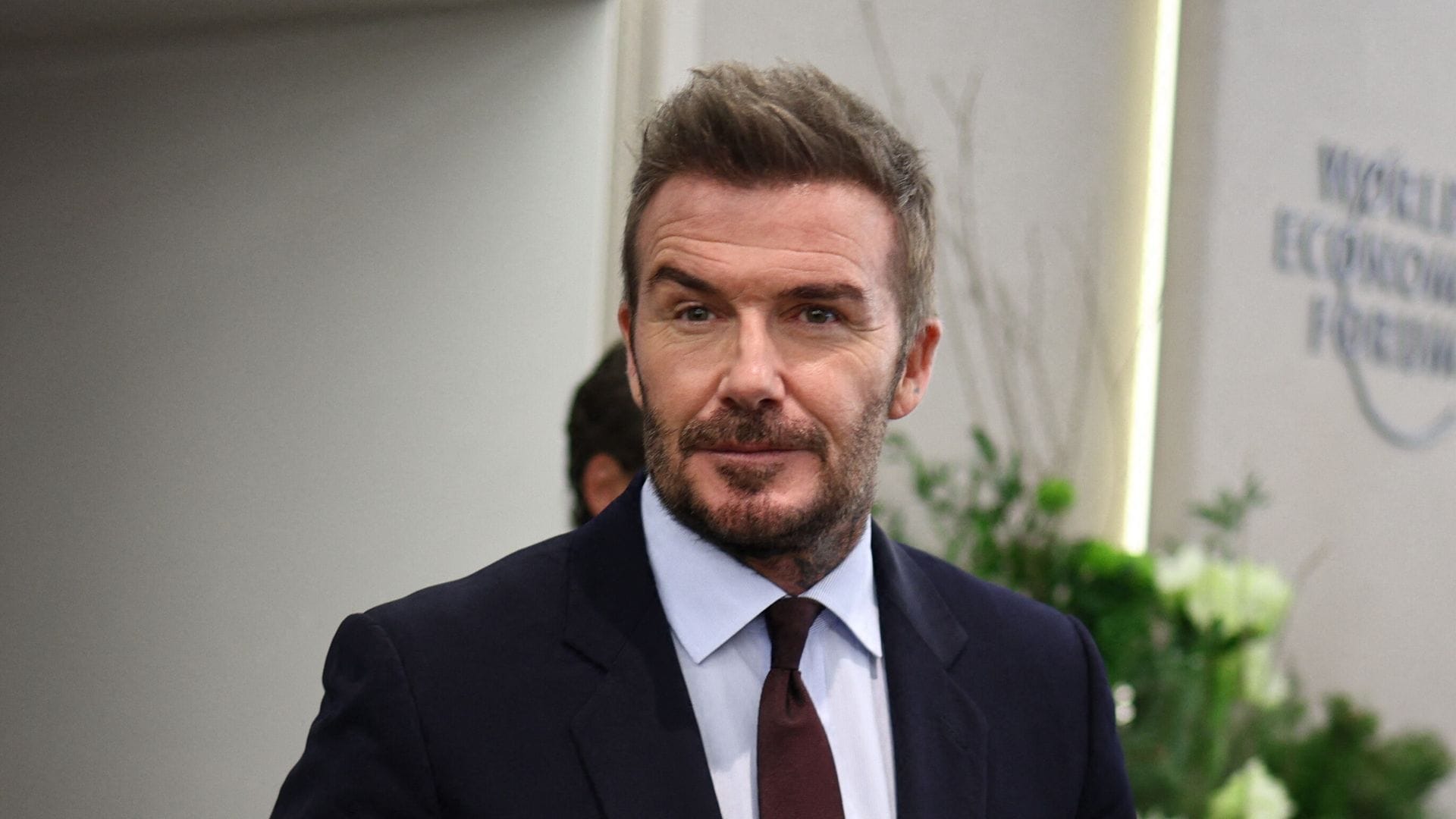 David Beckham reaparece con gesto serio en el Foro Económico Mundial de Davos horas después de las duras palabras de su hijo Brooklyn