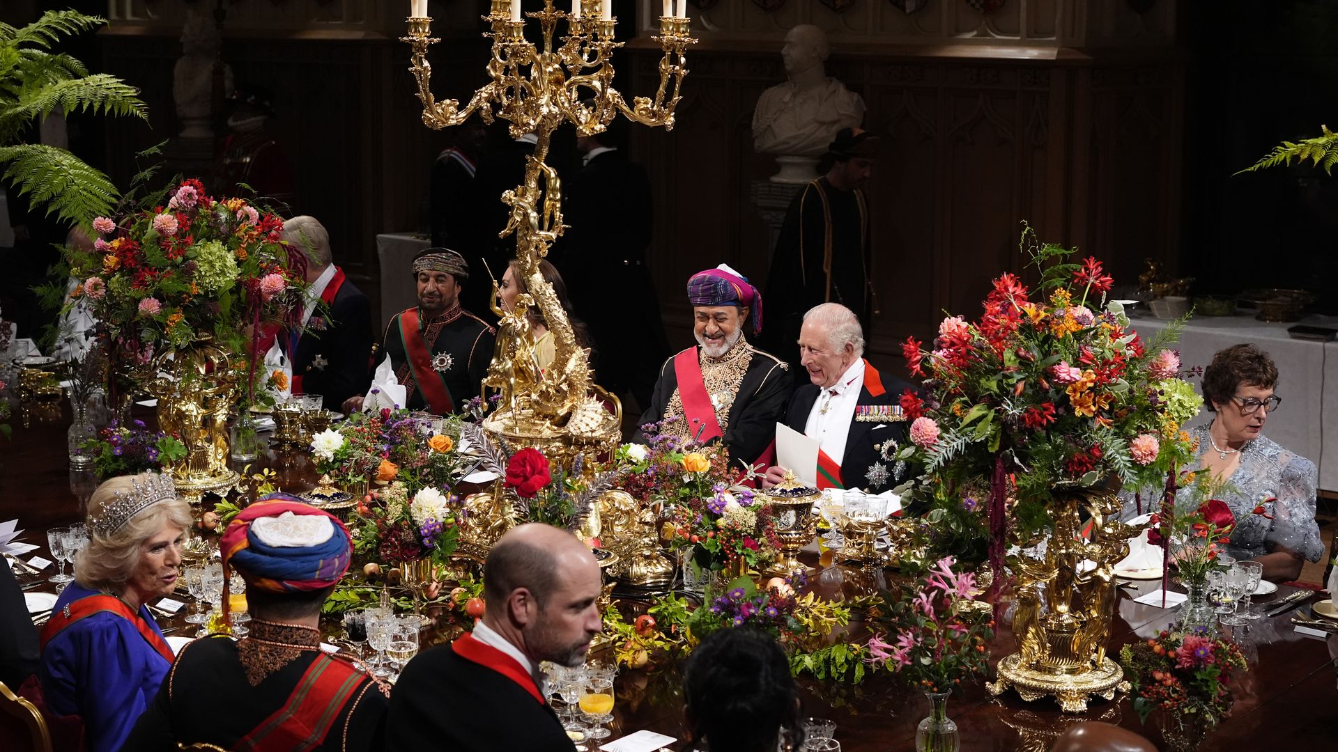 La gran noche de los Windsor junto al sultán de Omán: los invitados, las ausencias y los detalles de una histórica cena de Estado