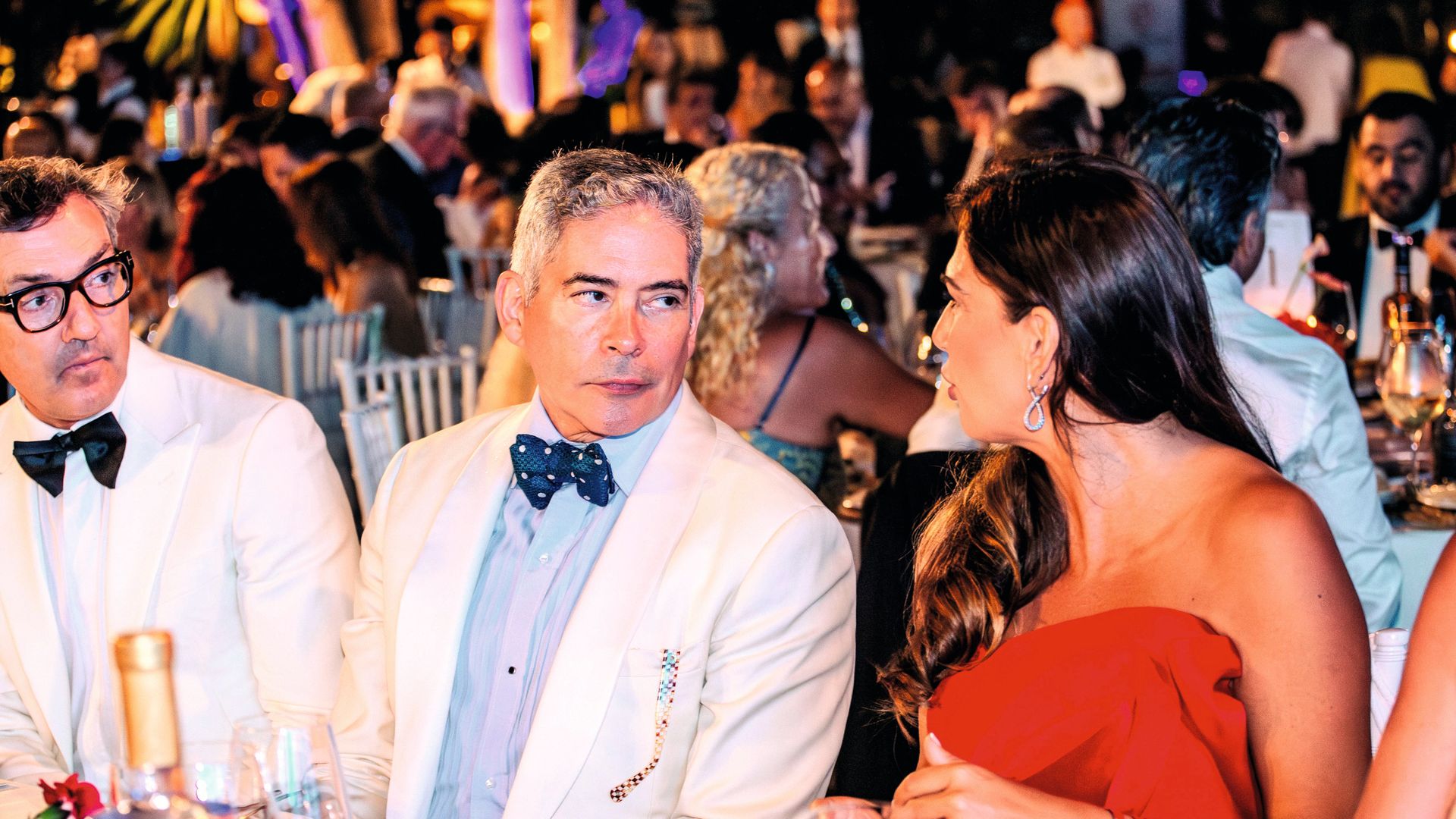Boris Izaguirre, durante la cena de gala, charlando con Lorena Bernal