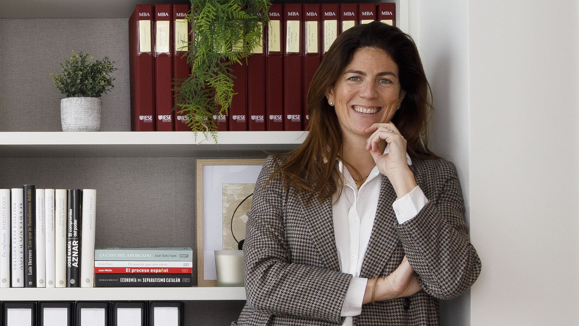 Pia Capdevila en un estudio con muebles a medida. 