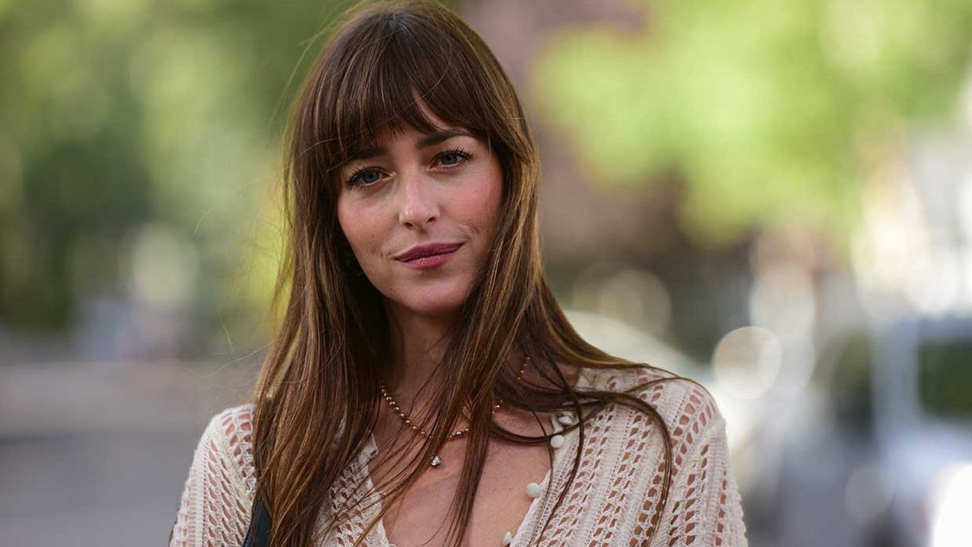 Estos tres hábitos de relajación de Dakota Johnson se convertirán en tus propósitos de Año Nuevo