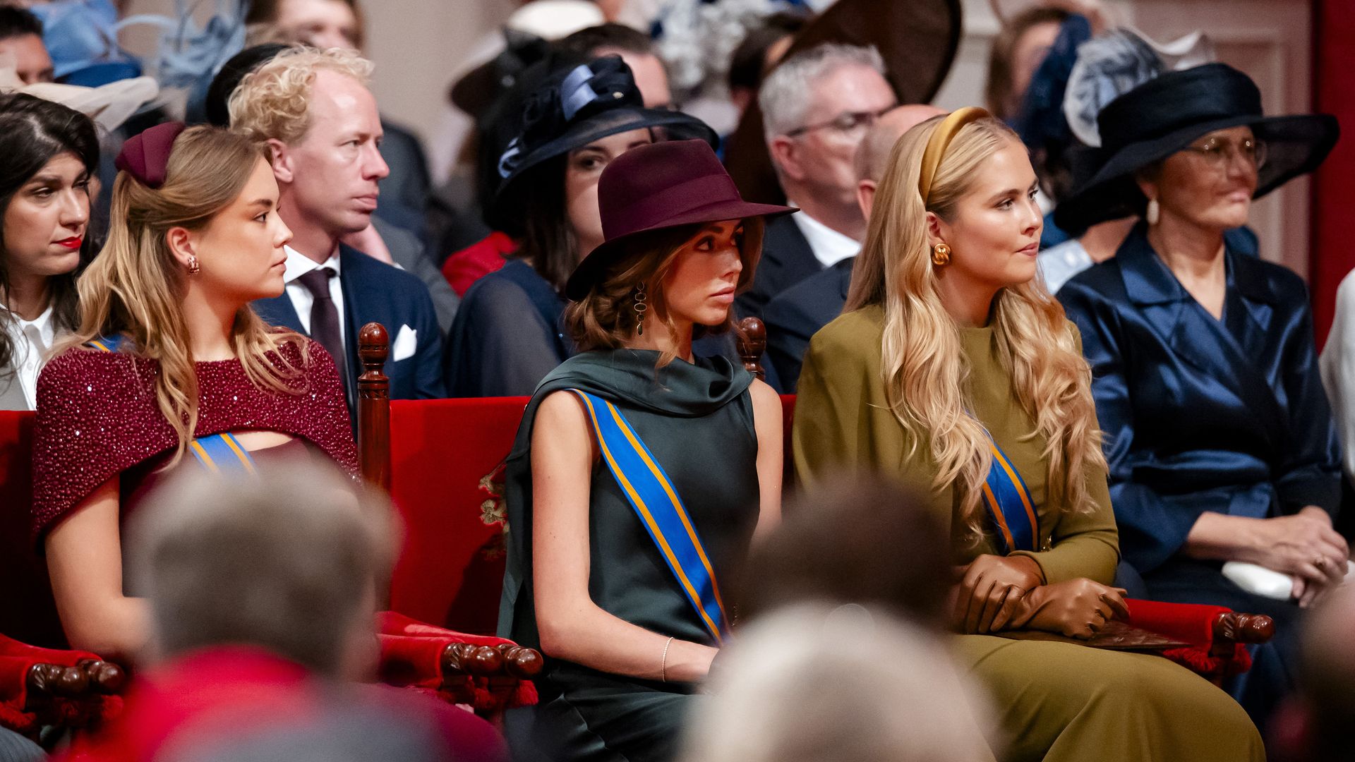 Amalia, Alexia y Ariane de Holanda escuchan el discurso de su padre