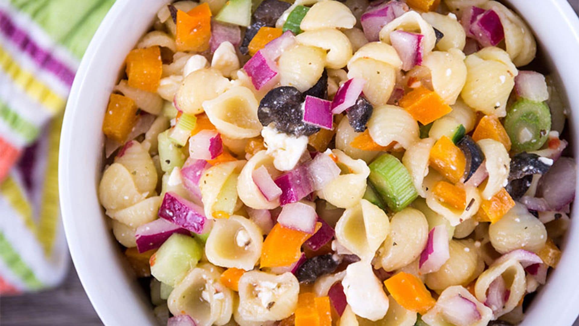 Ensalada de coditos de pasta con zanahoria, cebolla y queso feta