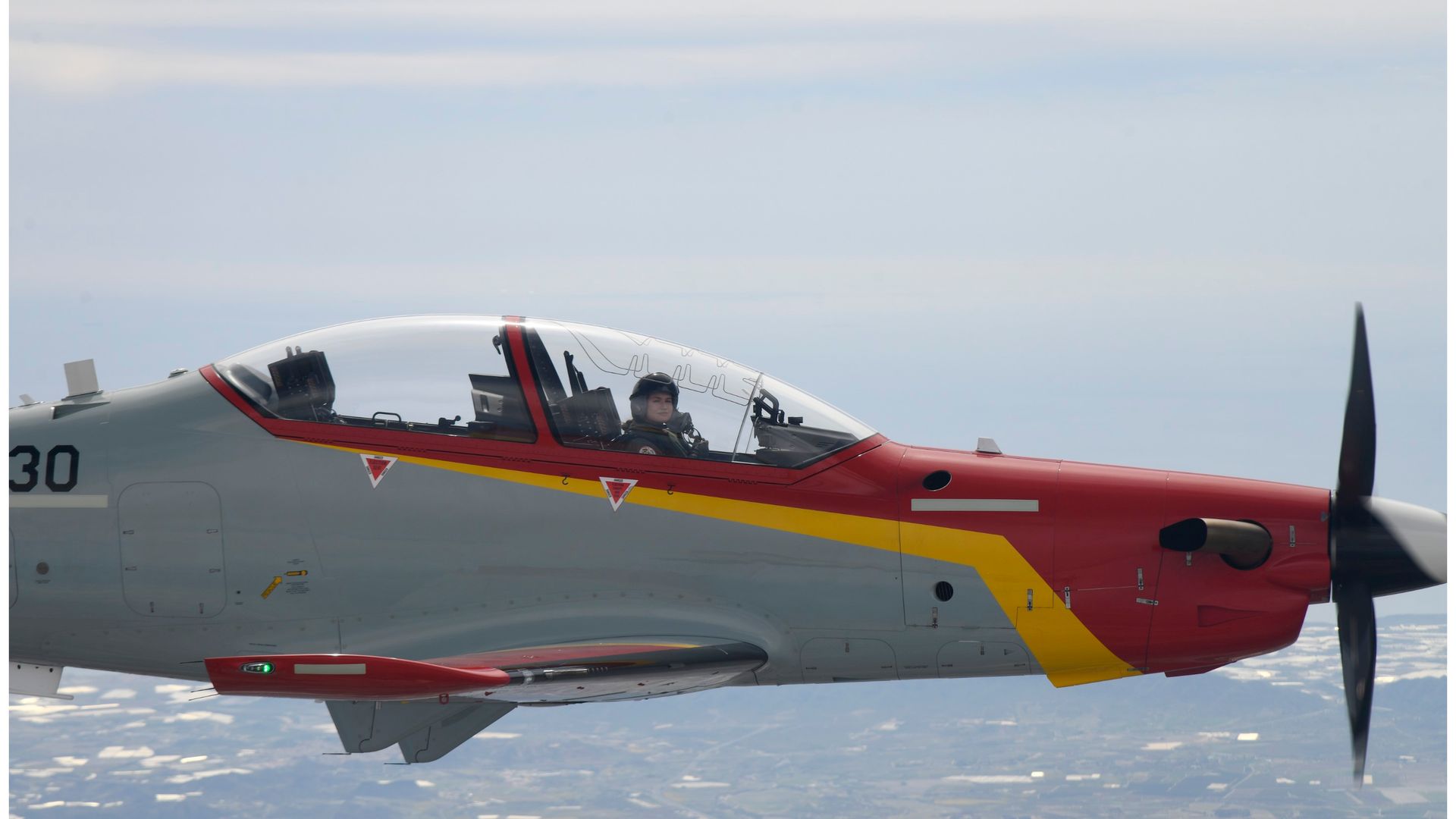 Las espectaculares imágenes de la princesa Leonor pilotando su avión: su vuelo en solitario y hasta saludando