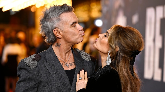 Robbie Williams y Ayda Field dándose un beso en la premiere de 'Better Man'