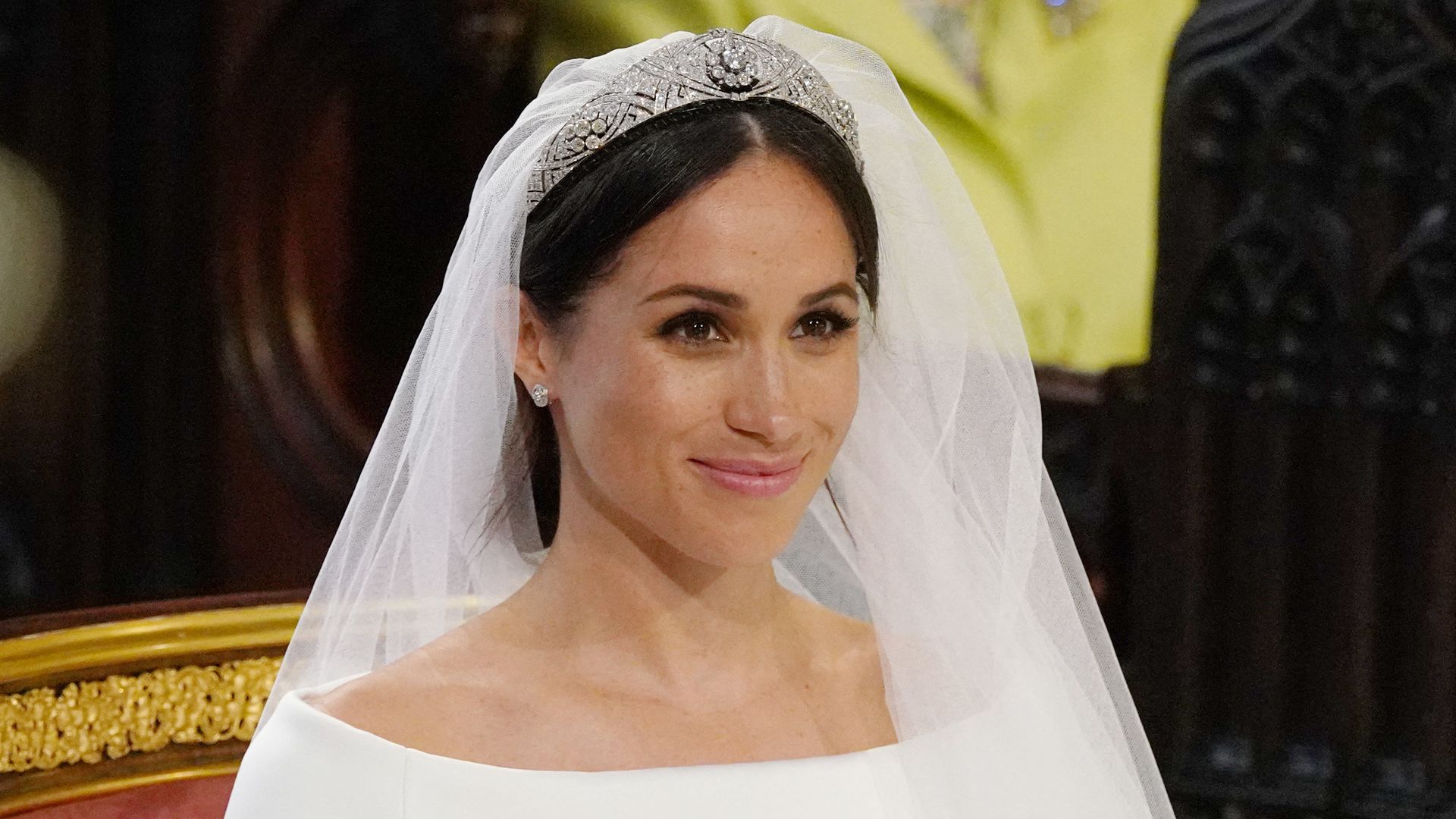 Entró sola a la iglesia, lució un vestido minimalista y sorprendió con su tiara: los detalles que hicieron de Meghan Markle una novia diferente