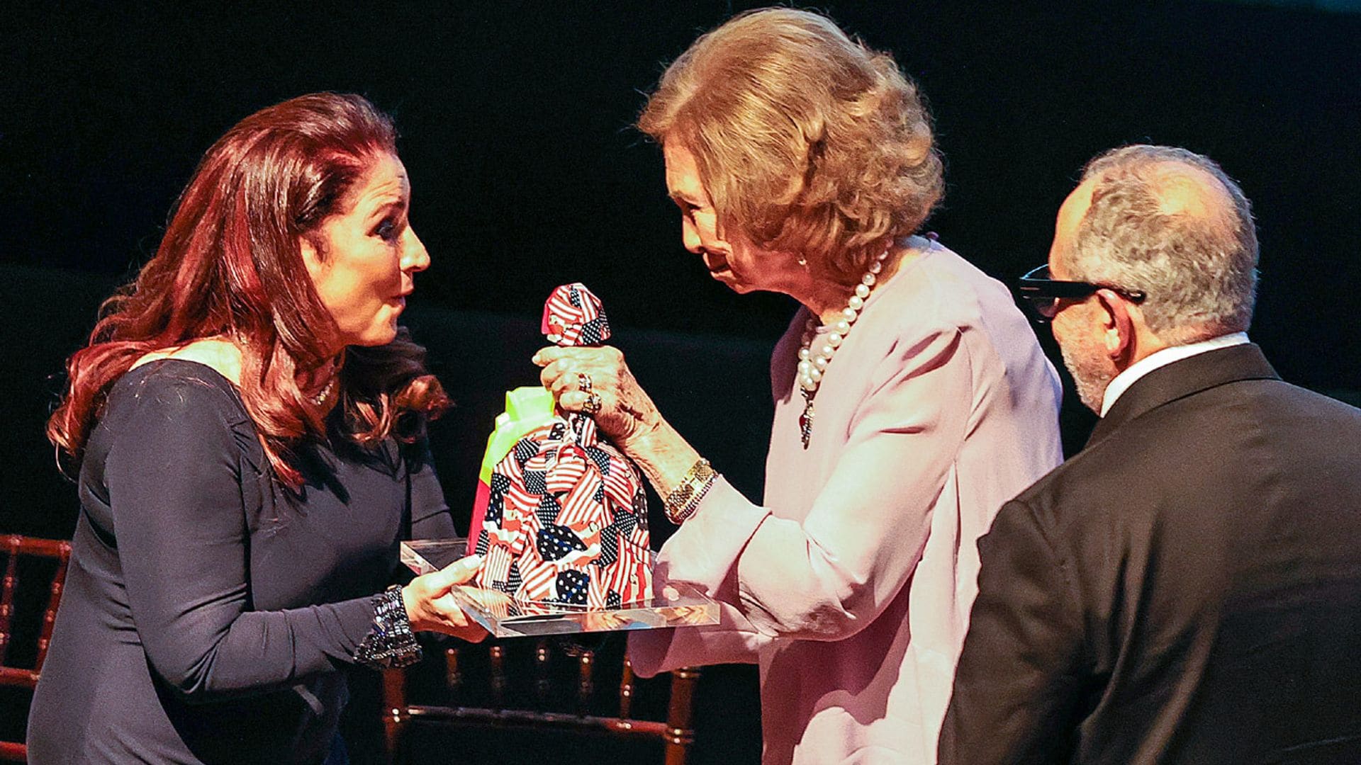 La reina Sofía termina su minigira por Estados Unidos premiando a Gloria Estefan