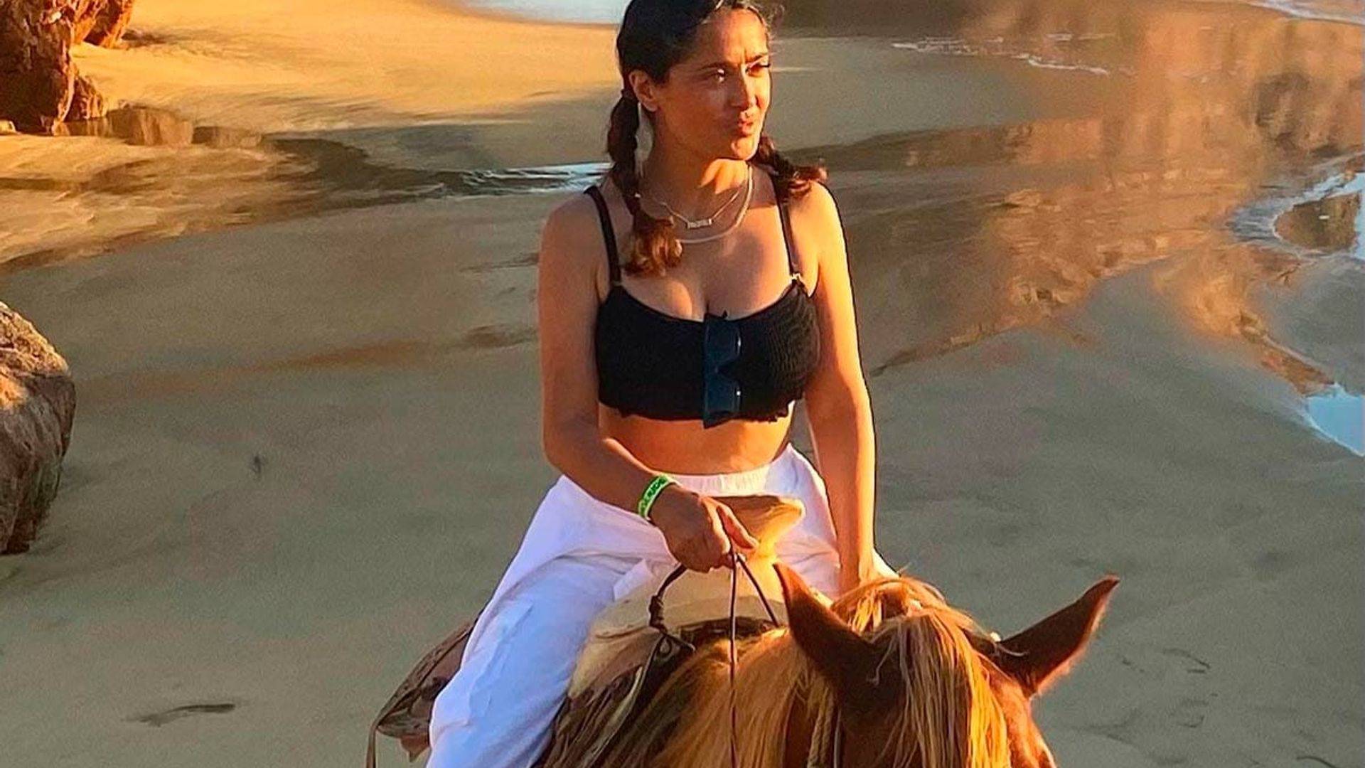 Desde Los Cabos y a caballo, Salma Hayek da vistazos de sus vacaciones en familia