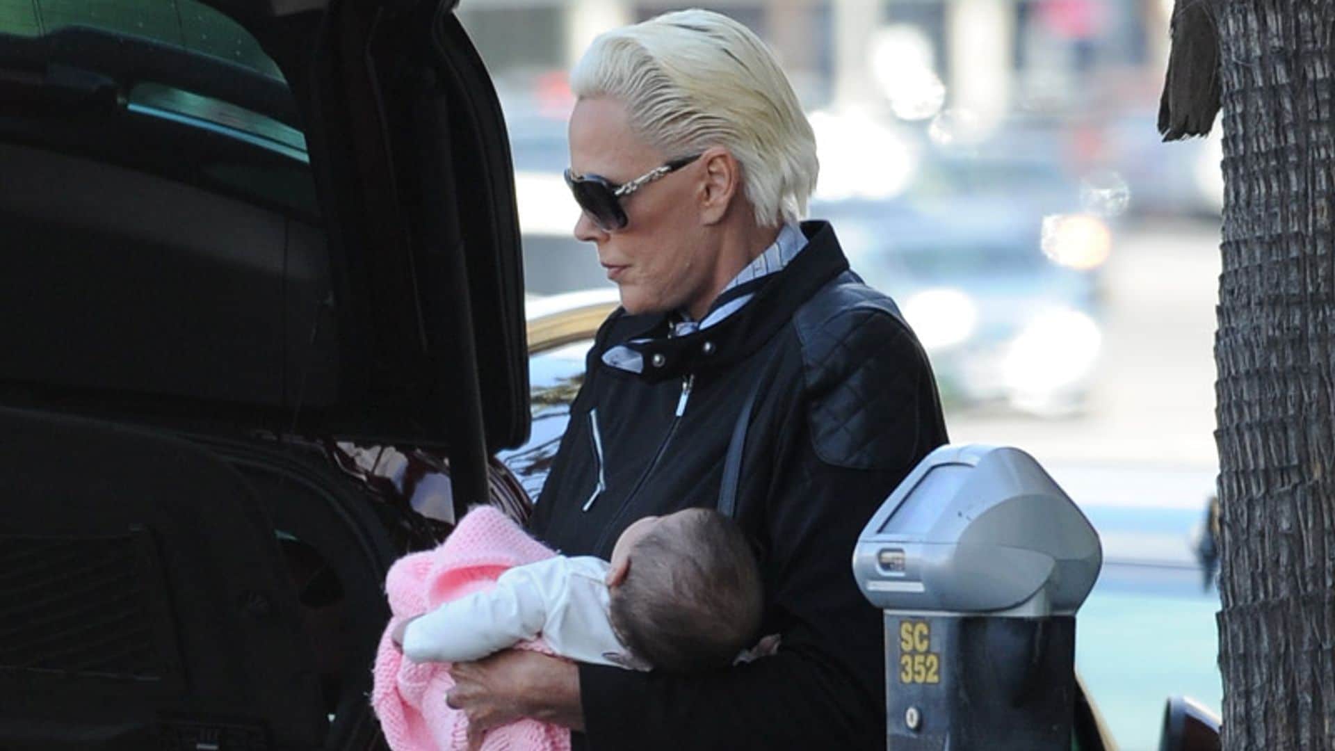 Brigitte Nielsen, de paseo con su hija Frida tras volver a ser madre a los 54 años