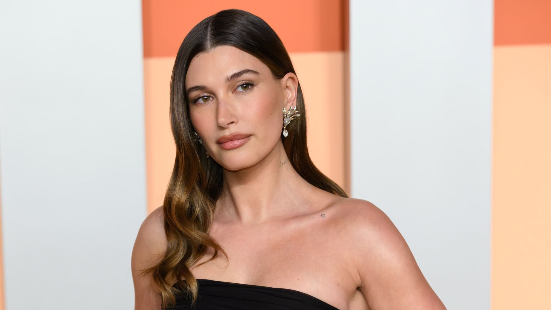 Las mujeres no lloran, las mujeres facturan: el pelotazo 'billonario' de Hailey Bieber con Rhode