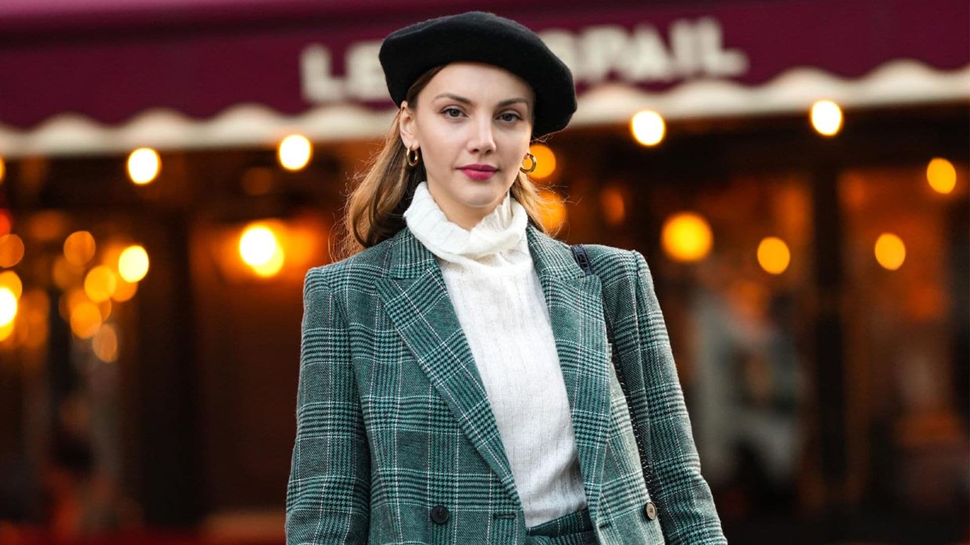 El peinado fácil que mejor queda con cada accesorio del invierno: gorro, sombrero, boina...