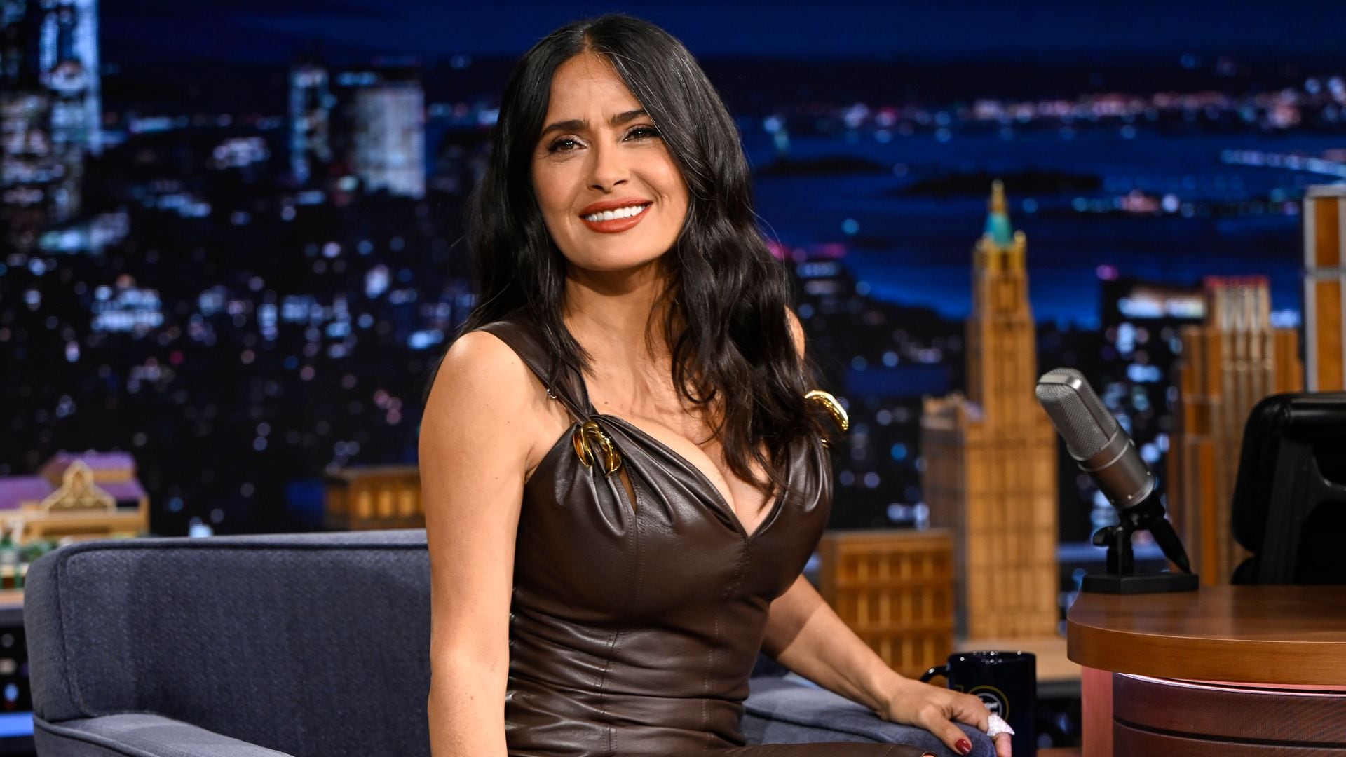 Salma Hayek presume su silueta en un llamativo vestido de cuero