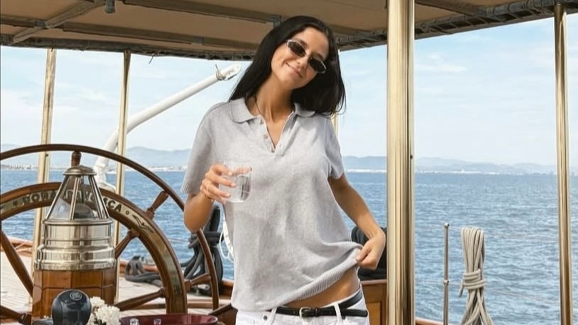Victoria Federica se olvida de los logos en las regatas: el look ‘old money’ de básicos que conecta con su abuelo Don Juan Carlos