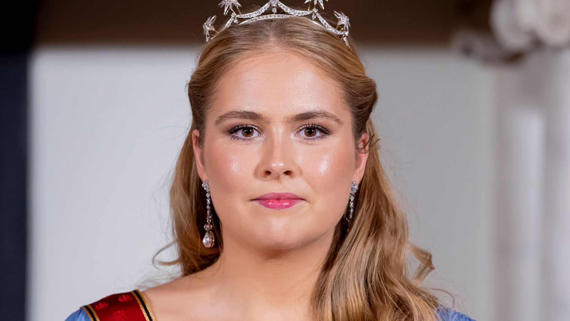 Amalia de Holanda deslumbra con su nuevo vestido de gala azu